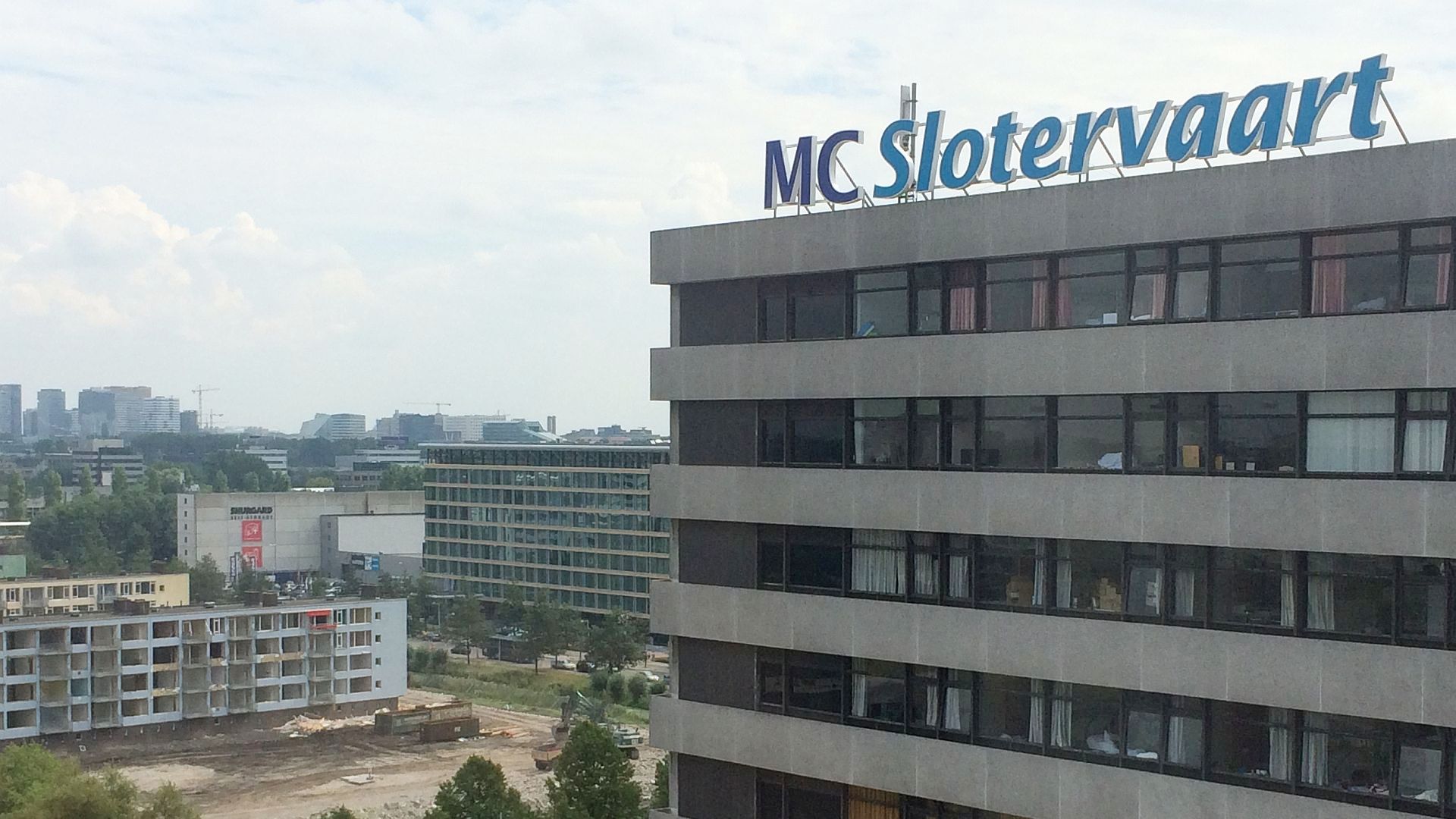 Het MC Slotervaart is failliet. De SEH is inmiddels gesloten. Voor de herbestemming van ‘Gebouw en Grond’ van het Slotervaart zie ik vier mogelijkheden.